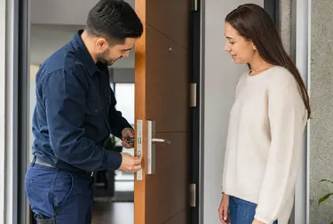 Chaveiro abrindo uma porta em Bagé, com ferramentas específicas.